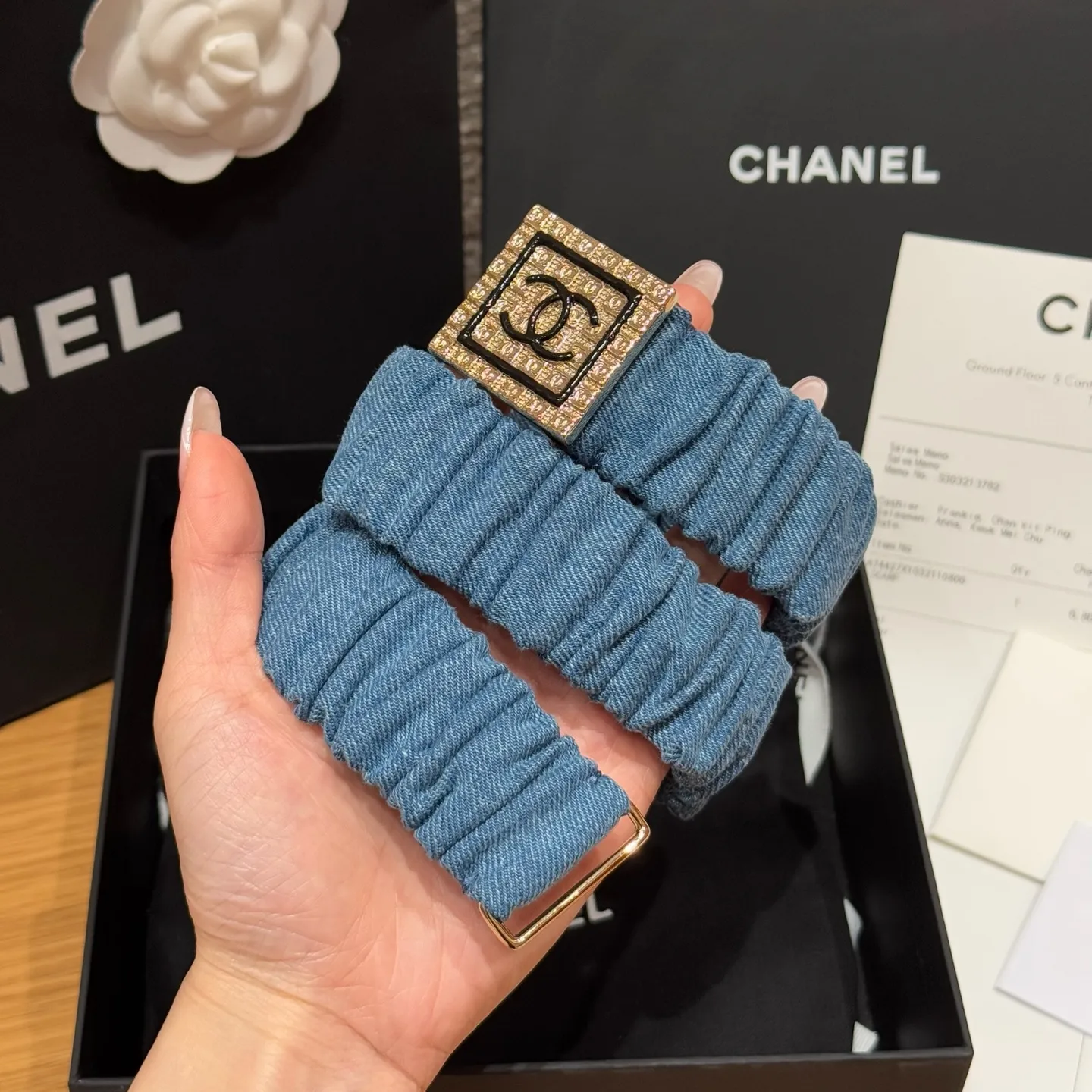 💰440💰Full package💰 💍Purchase level Xiangjia's new belt. Soft denim fabric, with a lazy and casual atmosphere, and the fold design adds a bit of smartness and playfulness. It seems to tell French romance, the iconic double C logo shines dazzlingly, and the inlaid rhinestones are like stars🌟Full of sophistication, instantly making the overall look more sophisticated. Size: S, M, L