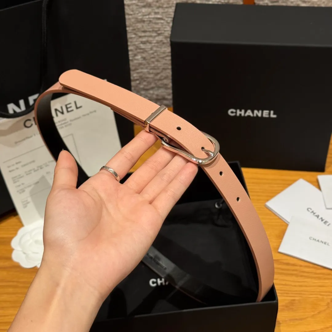 💰440💰Full package💰 💍Purchasing agent grade Chanel ⚡️🌹U-shaped women's belt This is made of imported cowhide, and the hardware is designed with a U-shaped pin buckle. Wearing the belt shows your waistline, enhances your temperament, and instantly becomes fashionable. It is a classic embellishment. Whether it is daily travel or attending important occasions, it can easily control various styles of clothing.⚡️🌹Width: 20 mm