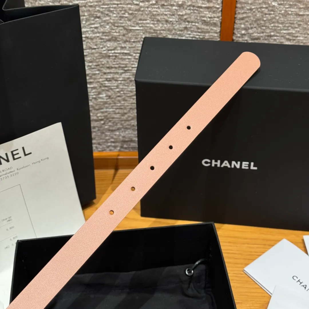 💰440💰Full package💰 💍Purchasing agent grade Chanel ⚡️🌹U-shaped women's belt This is made of imported cowhide, and the hardware is designed with a U-shaped pin buckle. Wearing the belt shows your waistline, enhances your temperament, and instantly becomes fashionable. It is a classic embellishment. Whether it is daily travel or attending important occasions, it can easily control various styles of clothing.⚡️🌹Width: 20 mm