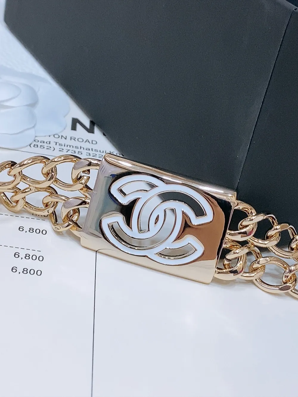 💰560💰Full package💰 💍Purchase level Chanel⚡️🌹25 early spring chain belt, metal and resin black and white⚡️🌹CC classic logo hollow mark, light gold metal⚡️🌹One size fits all