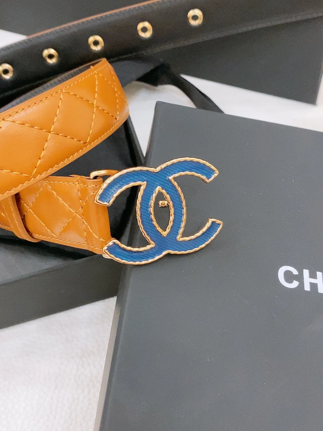 💰480💰Full package💰 💍Purchasing agent level Chanel CC Logo diamond belt for women, round metal double C letter logo, made of diamond sheepskin, the sheepskin texture is super soft, the hardware buckle is very well made, showing the waist shape, very versatile, it is very nice to match with skirts, windbreakers and jeans. Width 3.0cm