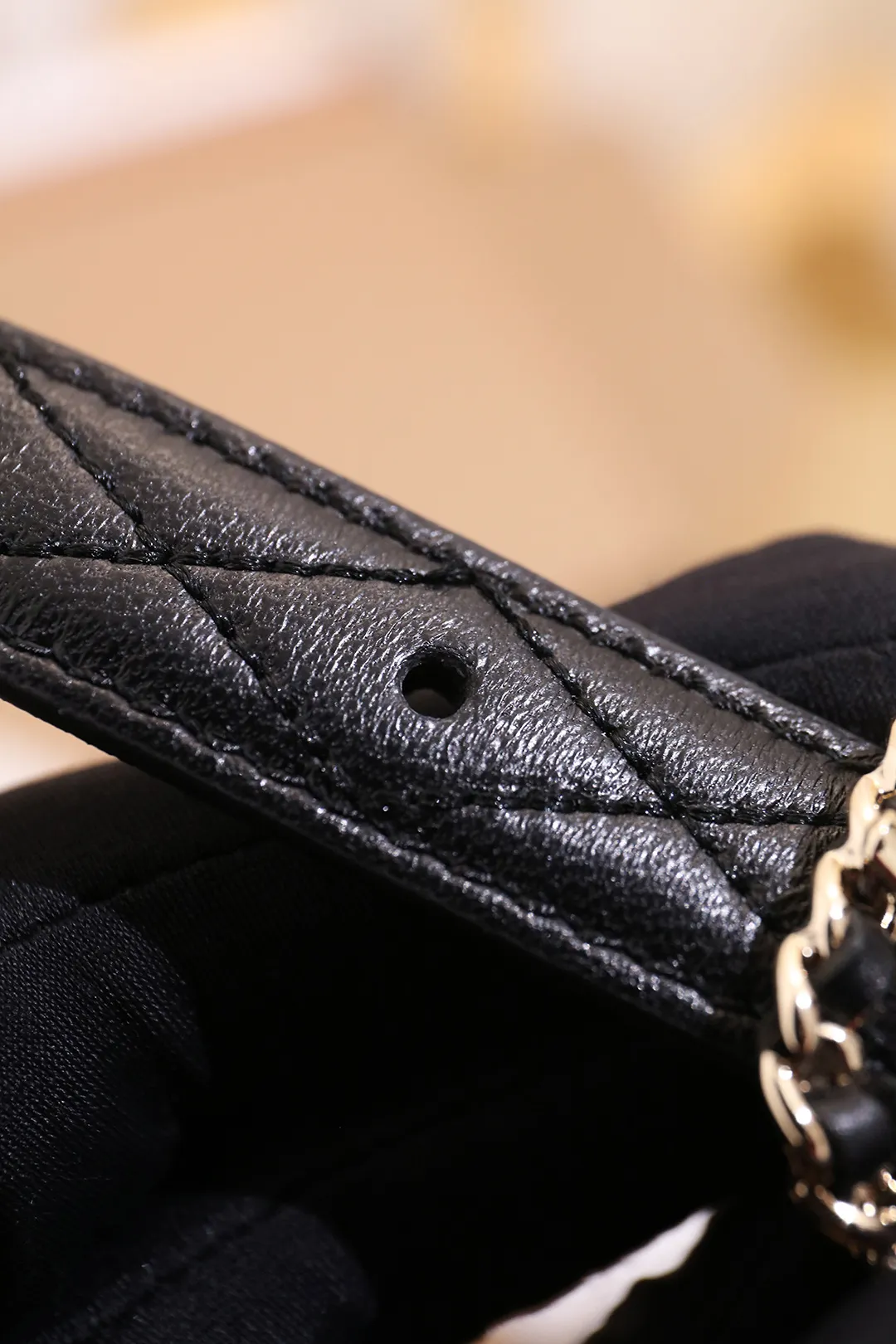 💰460💰Full package💰 💍Purchase grade Chanel Width 2.0cm Double-sided first-layer calfskin, fine workmanship, soft and full leather. Discount: A variety of styles can be matched. Size: 90-110cm. Packaging: full set of packaging.