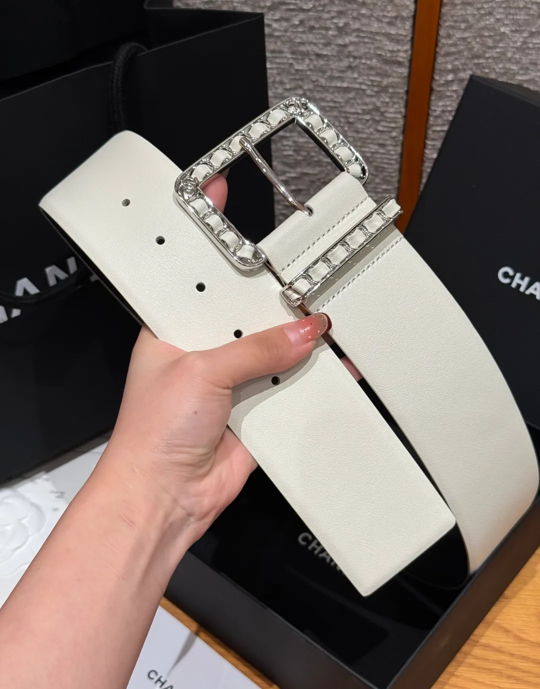 💰580💰Full package💰 💍Purchase level Chanel ⚡️🌹Chain belt Chanel's chain decorative belt is made of imported cow leather, with metal chain buckle, simple and luxurious, wide design, adjustable length, easy to match various clothing styles, chain details enhance the sense of layering, whether it is formal occasions or daily wear, exquisite and textured⚡️🌹Width: 5.5 cm