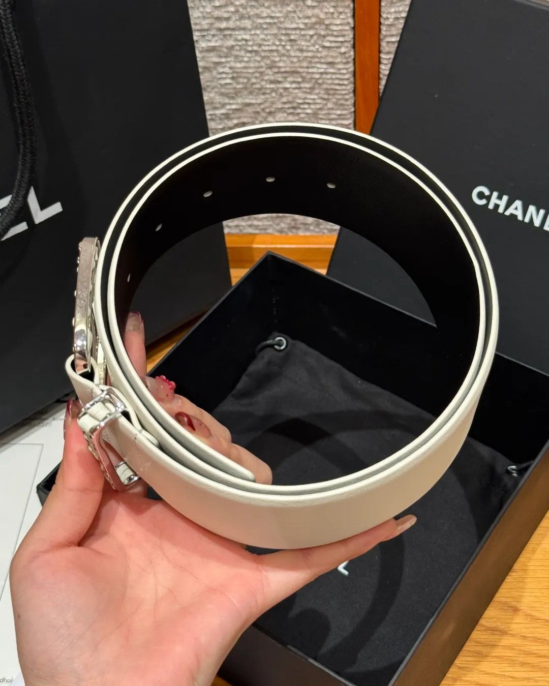 💰580💰Full package💰 💍Purchase level Chanel ⚡️🌹Chain belt Chanel's chain decorative belt is made of imported cow leather, with metal chain buckle, simple and luxurious, wide design, adjustable length, easy to match various clothing styles, chain details enhance the sense of layering, whether it is formal occasions or daily wear, exquisite and textured⚡️🌹Width: 5.5 cm