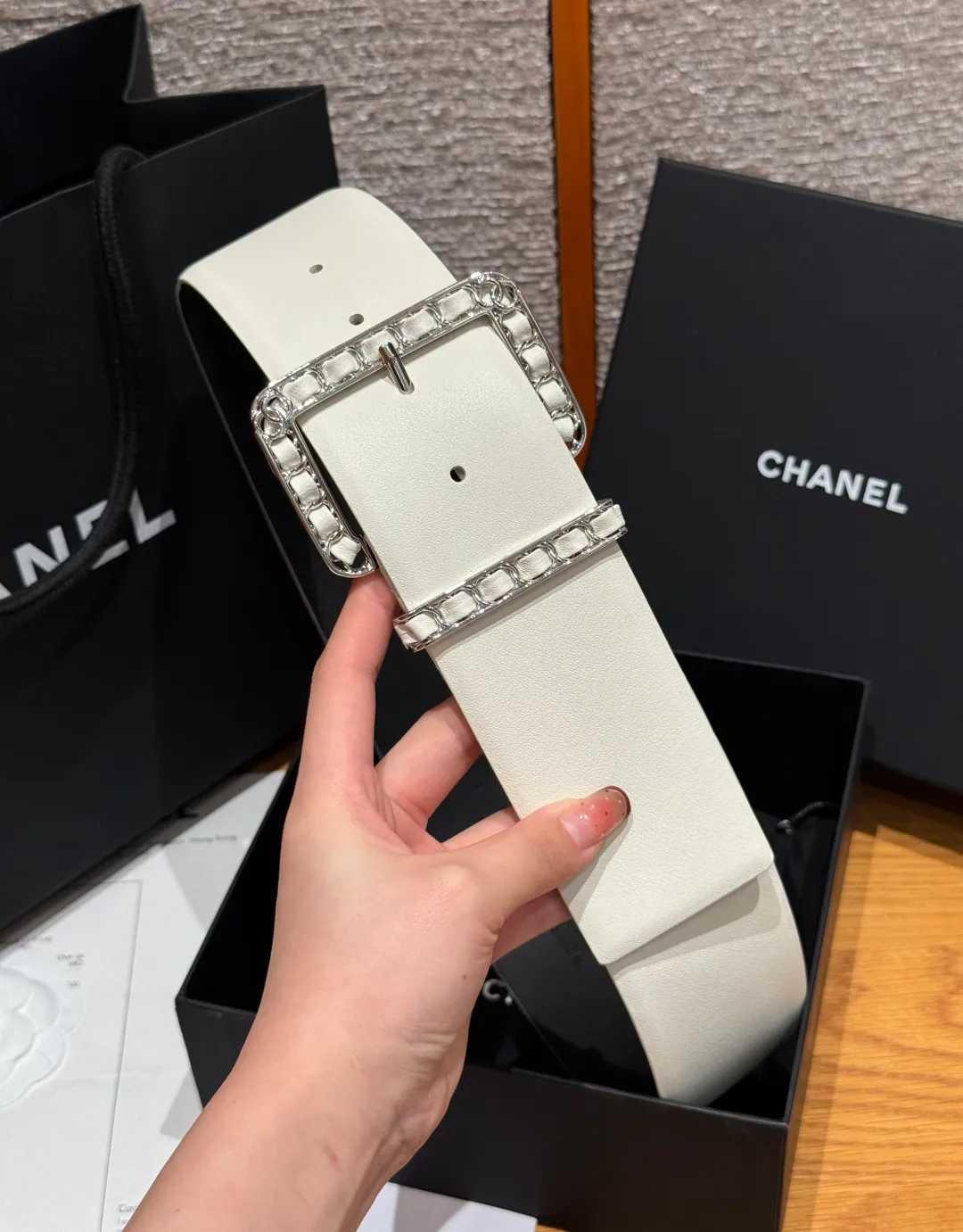 💰580💰Full package💰 💍Purchase level Chanel ⚡️🌹Chain belt Chanel's chain decorative belt is made of imported cow leather, with metal chain buckle, simple and luxurious, wide design, adjustable length, easy to match various clothing styles, chain details enhance the sense of layering, whether it is formal occasions or daily wear, exquisite and textured⚡️🌹Width: 5.5 cm