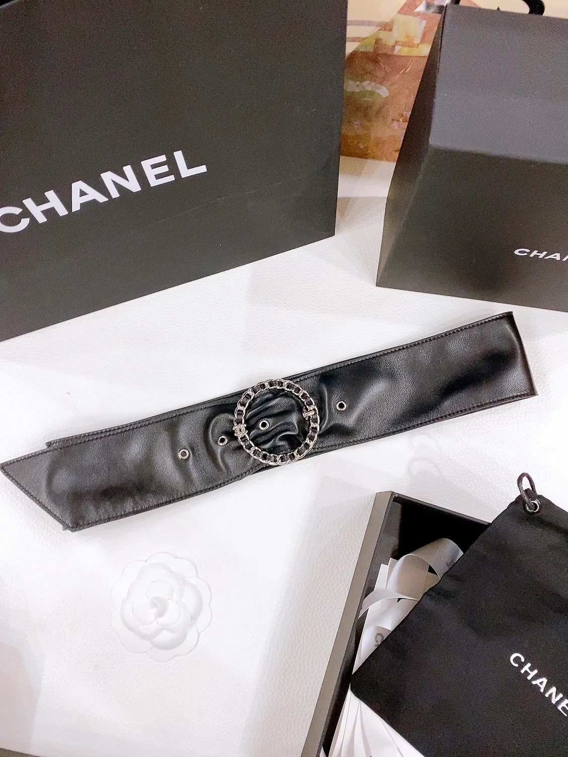 💰560💰Full package💰 💍Purchase grade Chanel Lambskin Calfskin and Metal Black and Gold In the 2025 spring and summer haute couture collection, accessories cleverly play with the brand’s iconic style elements. This black leather belt is embellished with the brand's signature chain-shaped buckle, contrasting with the flowing pastel silhouette. Width: 4.0cm
