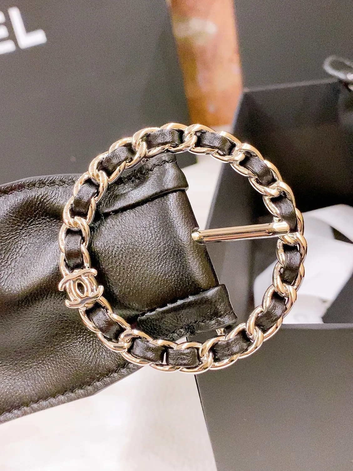 💰560💰Full package💰 💍Purchase grade Chanel Lambskin Calfskin and Metal Black and Gold In the 2025 spring and summer haute couture collection, accessories cleverly play with the brand’s iconic style elements. This black leather belt is embellished with the brand's signature chain-shaped buckle, contrasting with the flowing pastel silhouette. Width: 4.0cm
