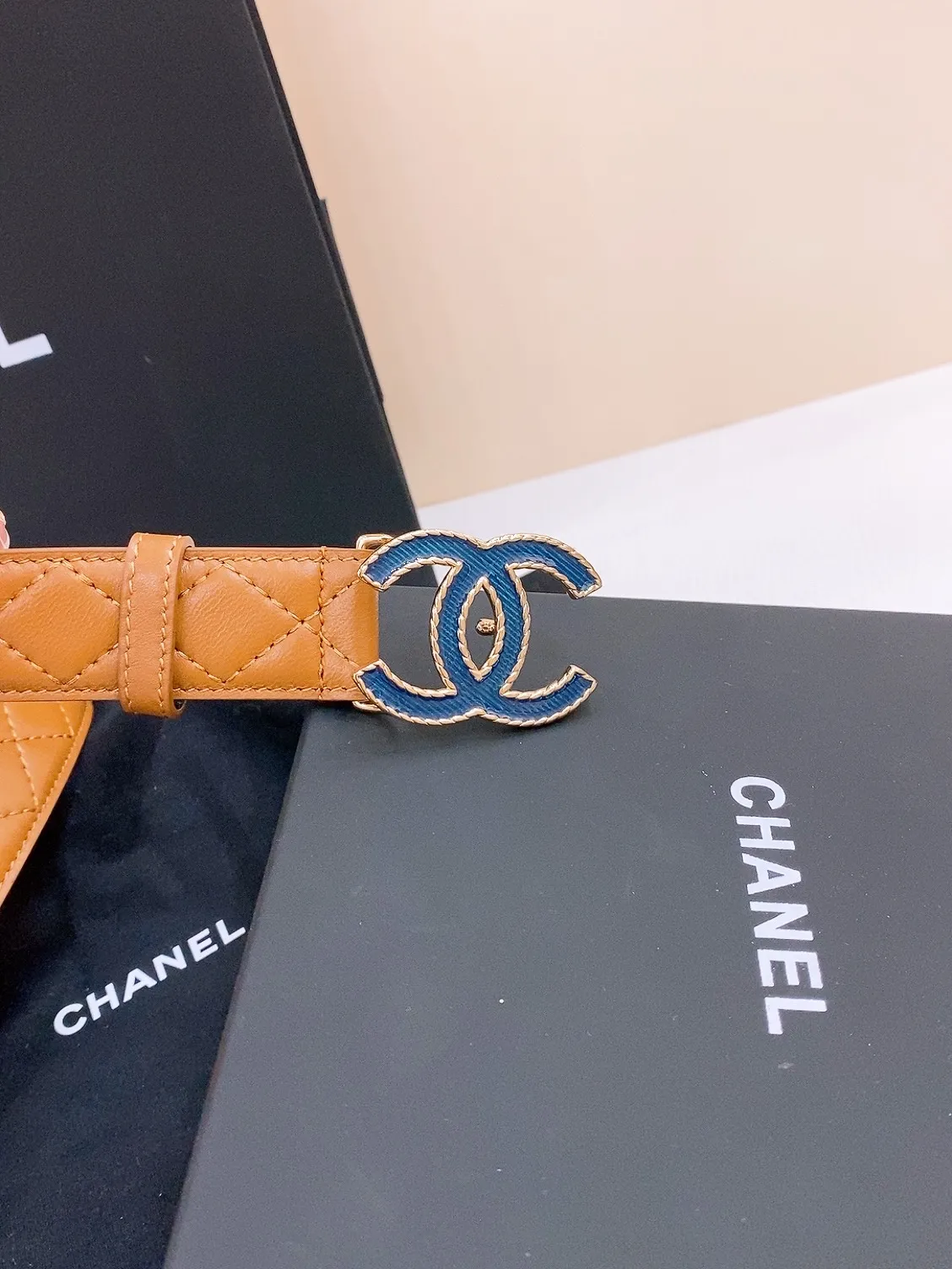 💰480💰Full package💰 💍Purchasing agent level Chanel CC Logo diamond belt for women, round metal double C letter logo, made of diamond sheepskin, the sheepskin texture is super soft, the hardware buckle is very well made, showing the waist shape, very versatile, it is very nice to match with skirts, windbreakers and jeans. Width 3.0cm