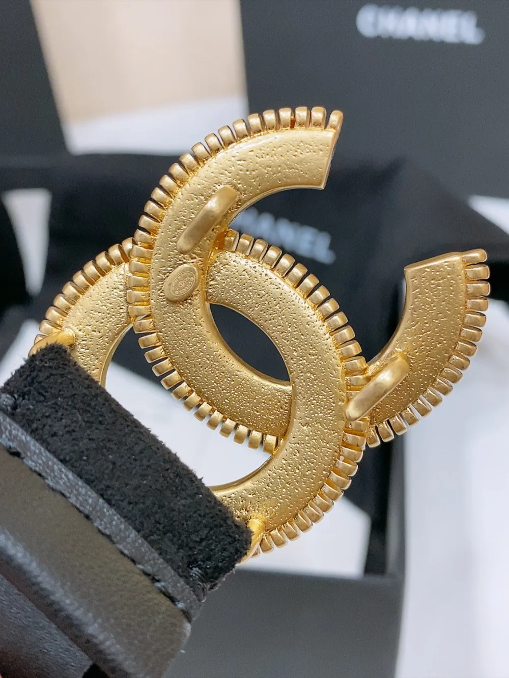 💰460💰Full package💰 💍Purchasing level Chanel⚡️24c cc resin white Toothed chain brass logo buckle⚡️Calfskin Silver metal and gold metal ⚡️3.0cm high-quality, elastic, versatile and elegant Size number including buckle S=65cm total length (available 75, 80, 85) M=70cm L =75cm XL=80cm, one size can be used in 3 to 4 sizes!