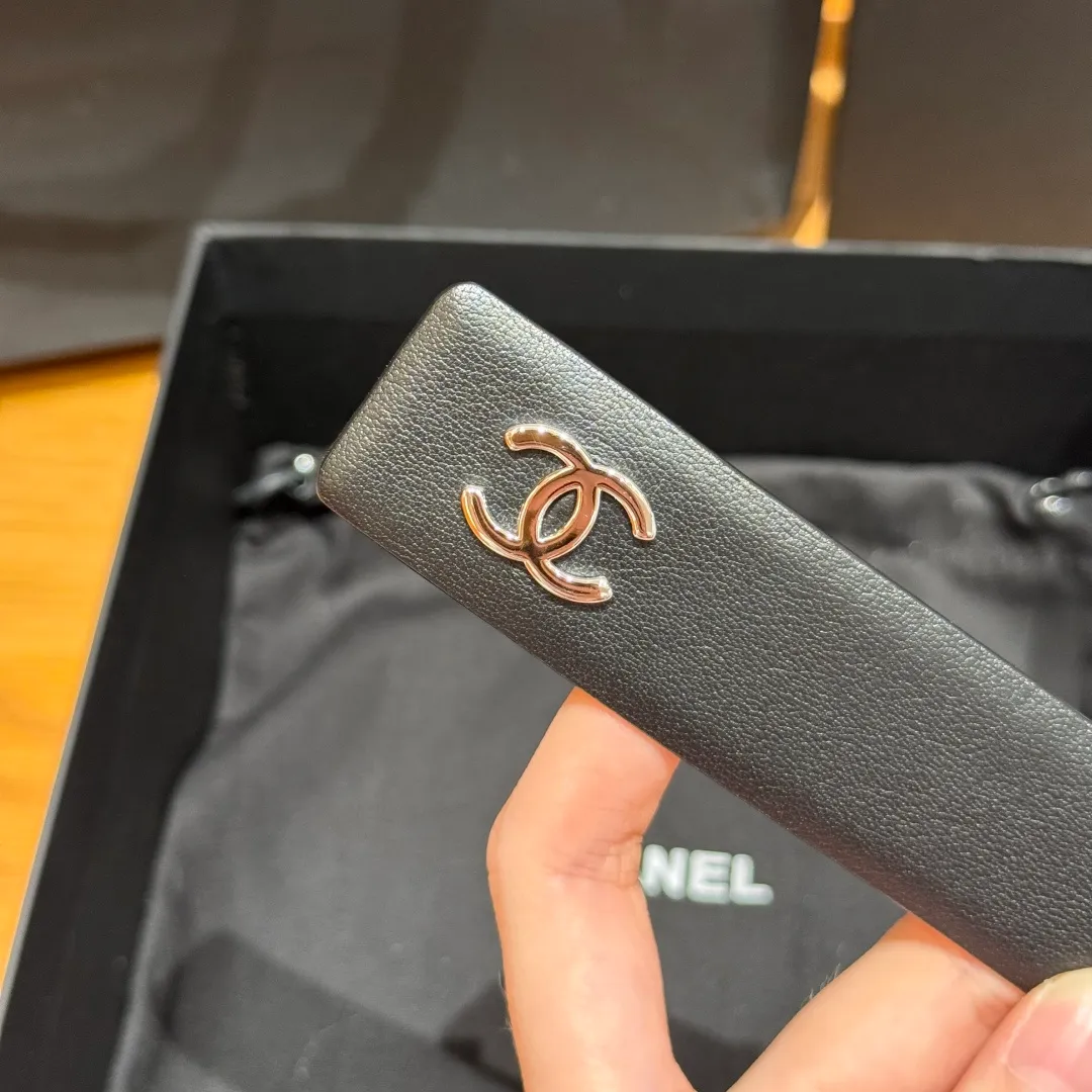 💰480💰Full package💰 💍Purchase level Chanel ⚡️🌹Twist pin buckle belt Chanel twist pin buckle cowhide belt feels soft and full of texture, CC metal embellishment at the tail, exquisite and high-end, the upper body is superb, and it inadvertently reveals an intellectual and elegant temperament. Width 3.0cm