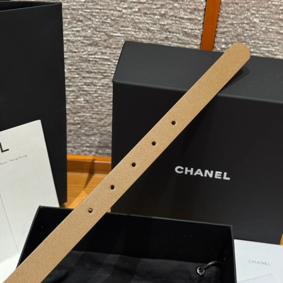 💰440💰Full package💰 💍Purchasing agent grade Chanel ⚡️🌹U-shaped women's belt This is made of imported cowhide, and the hardware is designed with a U-shaped pin buckle. Wearing the belt shows your waistline, enhances your temperament, and instantly becomes fashionable. It is a classic embellishment. Whether it is daily travel or attending important occasions, it can easily control various styles of clothing.⚡️🌹Width: 20 mm