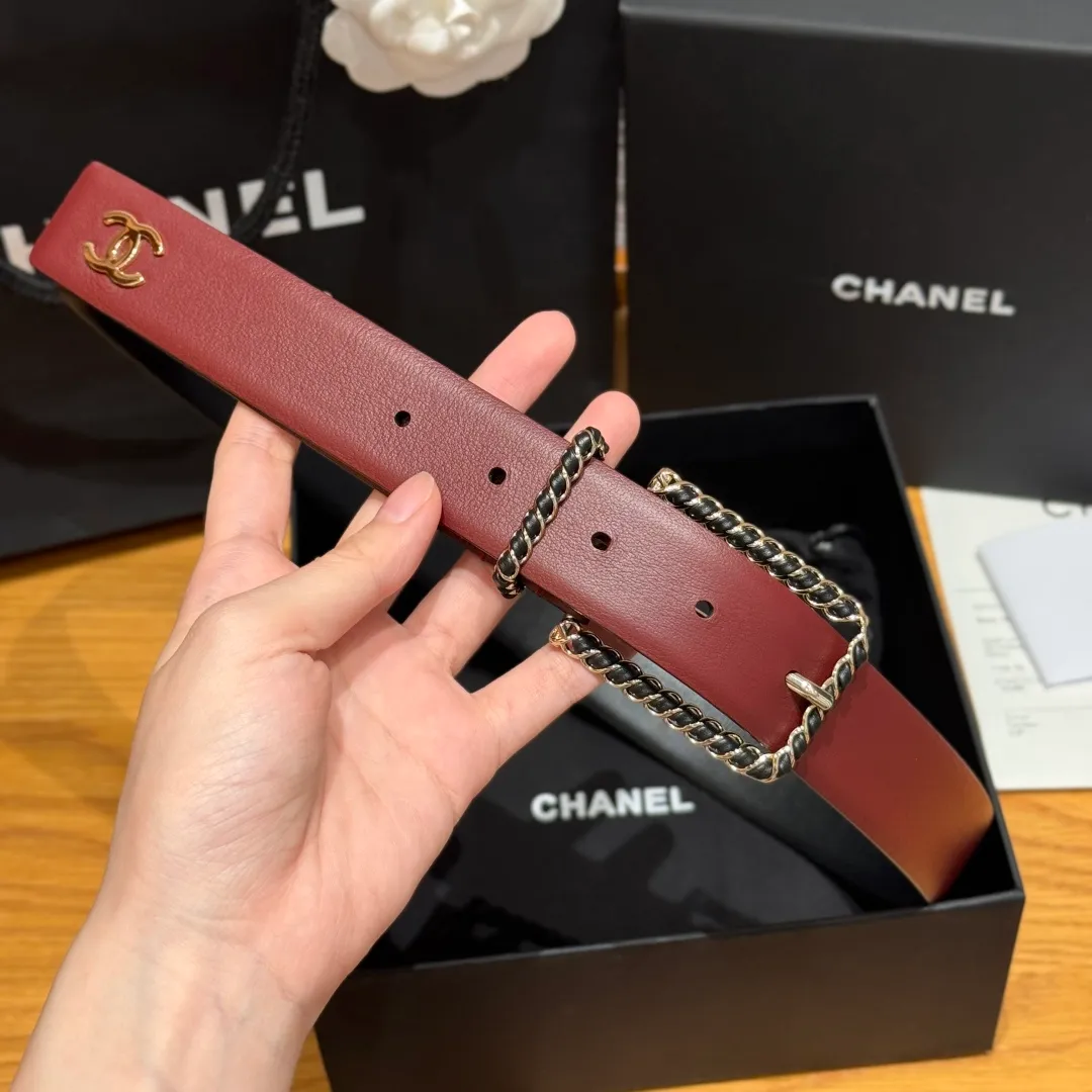 💰480💰Full package💰 💍Purchase level Chanel ⚡️🌹Twist pin buckle belt Chanel twist pin buckle cowhide belt feels soft and full of texture, CC metal embellishment at the tail, exquisite and high-end, the upper body is superb, and it inadvertently reveals an intellectual and elegant temperament. Width 3.0cm