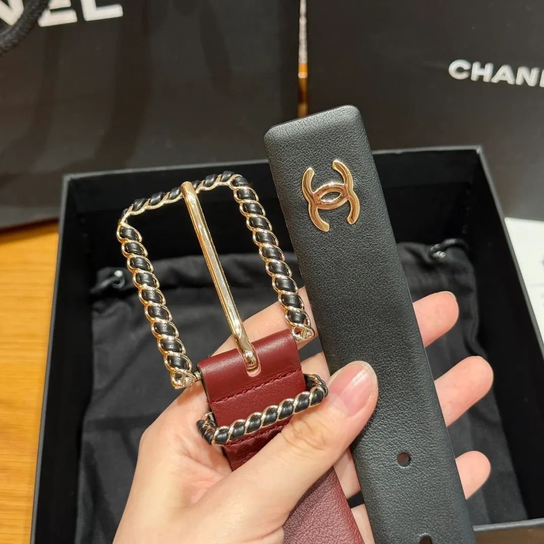💰480💰Full package💰 💍Purchase level Chanel ⚡️🌹Twist pin buckle belt Chanel twist pin buckle cowhide belt feels soft and full of texture, CC metal embellishment at the tail, exquisite and high-end, the upper body is superb, and it inadvertently reveals an intellectual and elegant temperament. Width 3.0cm