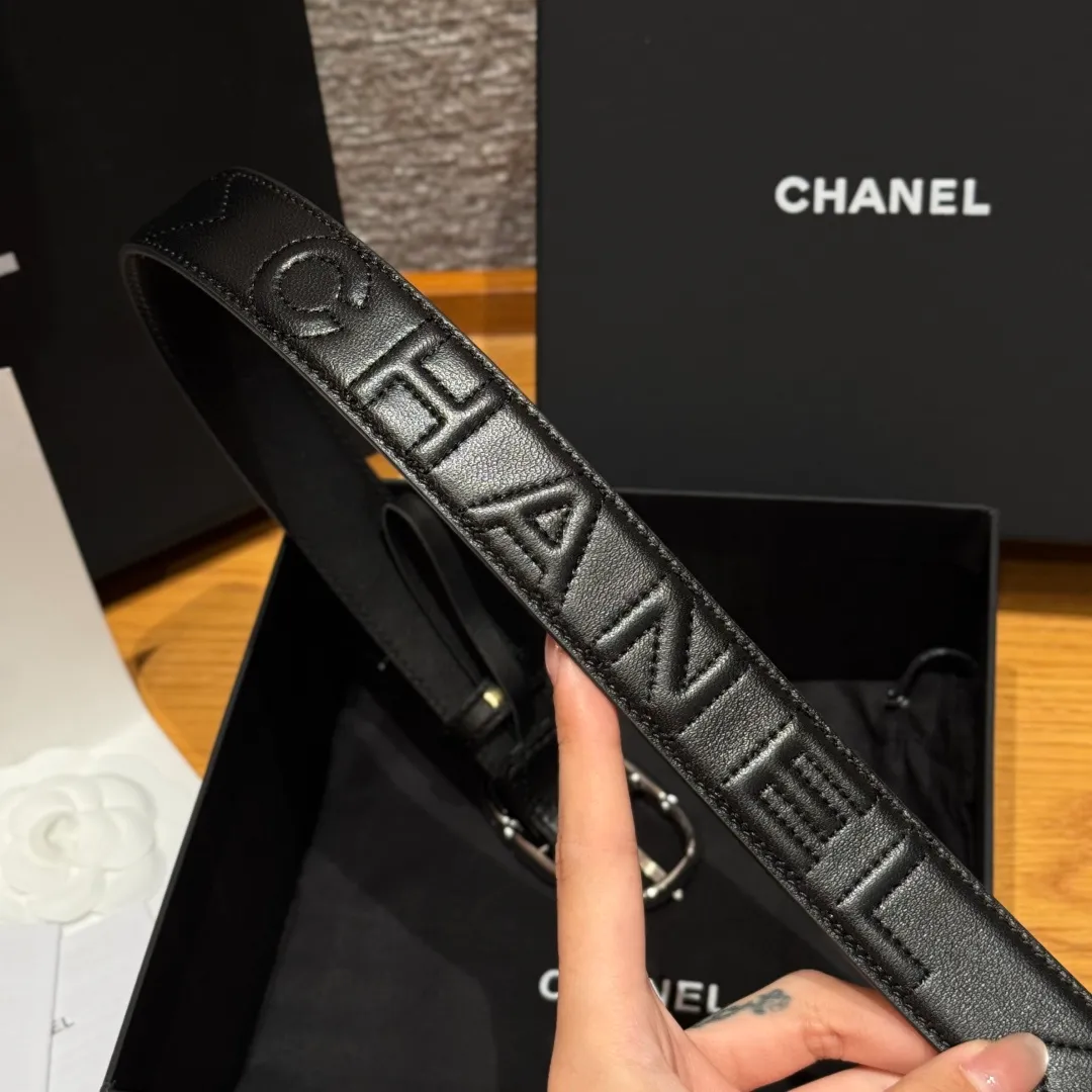 💰480💰Full package💰 💍Purchase level Chanel ⚡️🌹New women's belt This is a double-sided calfskin belt with the brand's logo on it. The belt is soft and delicate, with a very good texture. It is paired with metal hardware⚡️🌹 A simple, elegant and intellectual combination, it can be paired with jeans or a suit. Width: 3.0cm