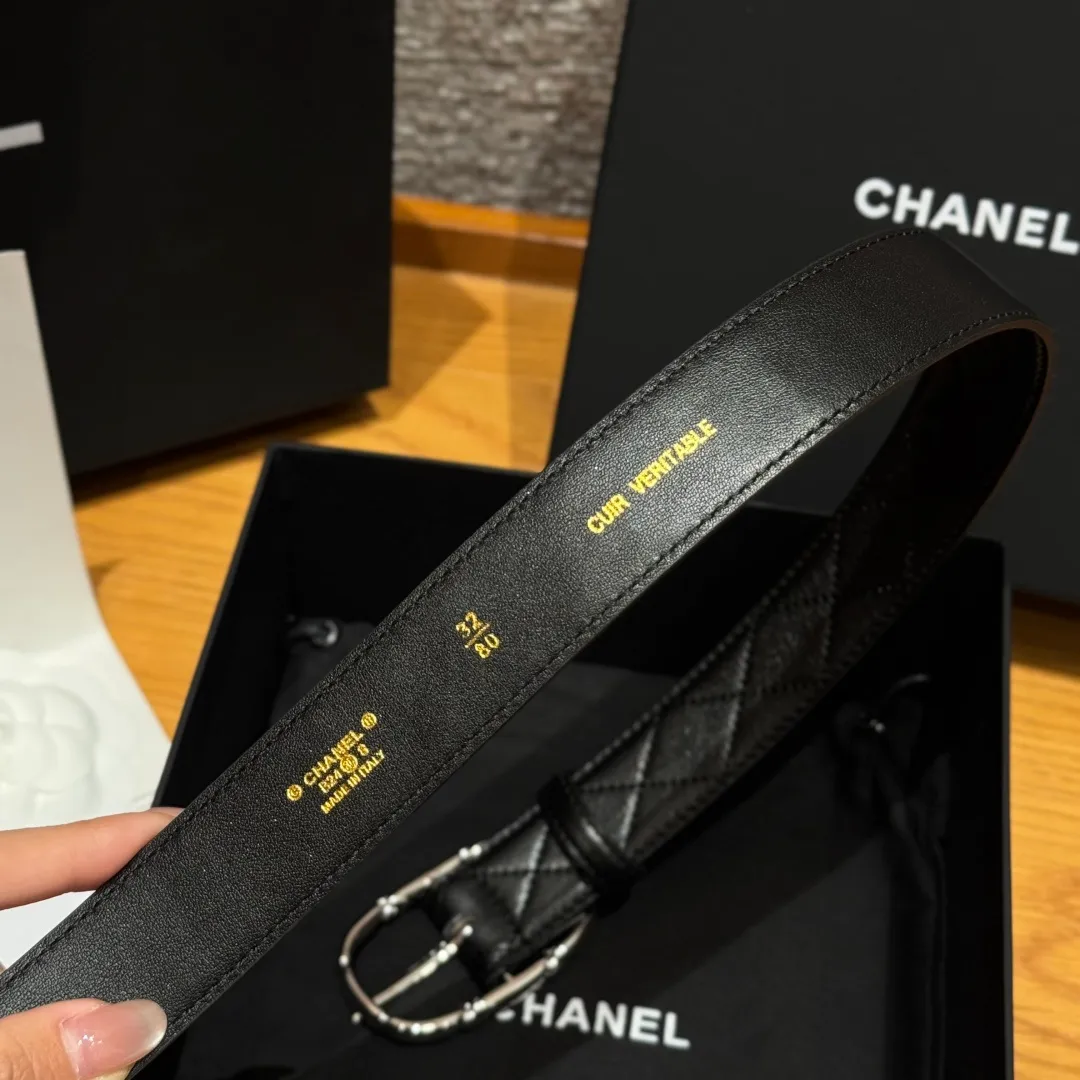 💰480💰Full package💰 💍Purchase level Chanel ⚡️🌹New women's belt This is a double-sided calfskin belt with the brand's logo on it. The belt is soft and delicate, with a very good texture. It is paired with metal hardware⚡️🌹 A simple, elegant and intellectual combination, it can be paired with jeans or a suit. Width: 3.0cm