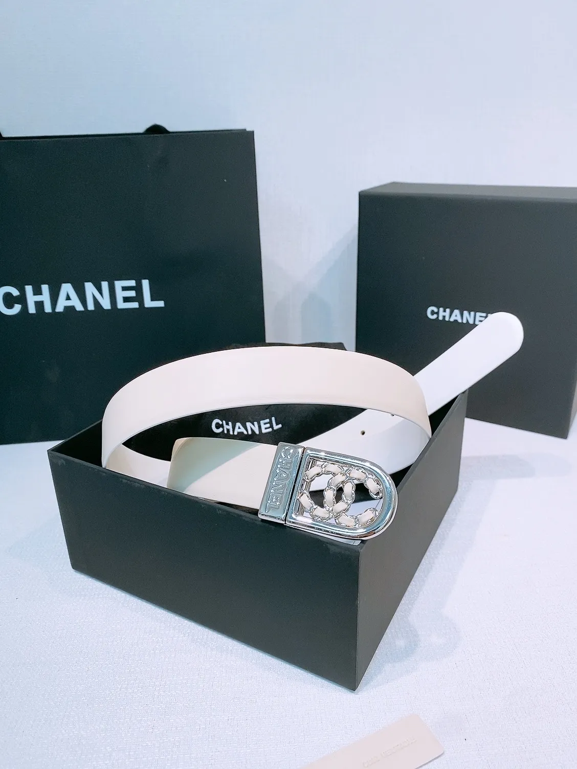 💰460💰Full package💰 💍Purchase level Chanel ⚡️🌹New belt This is made of cow leather. The classic leather chain double C is wrapped in gold metal. It is more textured than the previous simple logo buckle. It is super versatile. No matter what style of clothing it is paired with, it can instantly enhance the overall fashion sense. Rotatable. Two colors available. Width: 30 mm.
