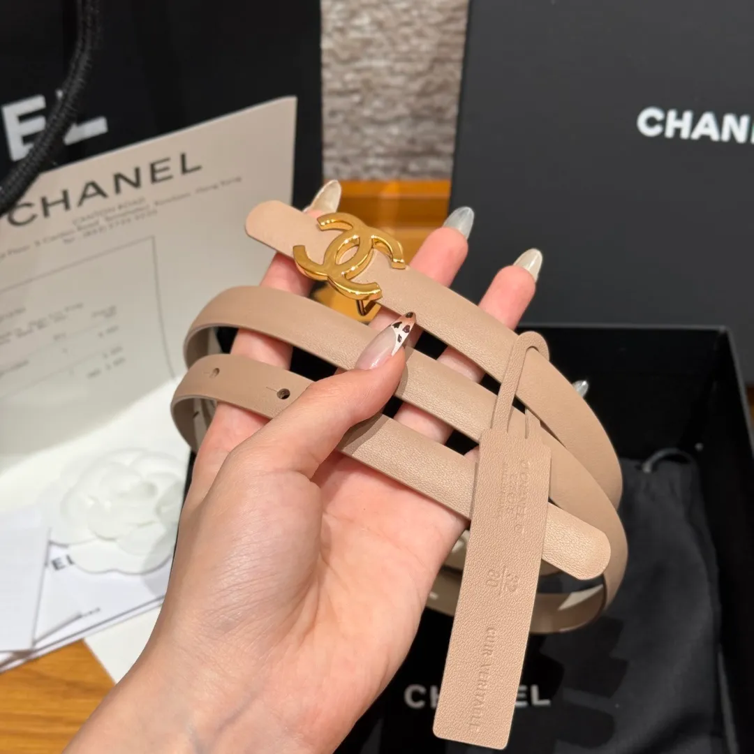 💰440💰Full package💰 💍Purchase level Chanel ⚡️🌹New narrow double-sided belt Chanel classic double-sided belt, made of high-quality calfskin, more suitable for summer, suitable for matching pants and skirts, very versatile 👍, the overall details are very surprising, full of design 👍🏻 Width: 15 mm
