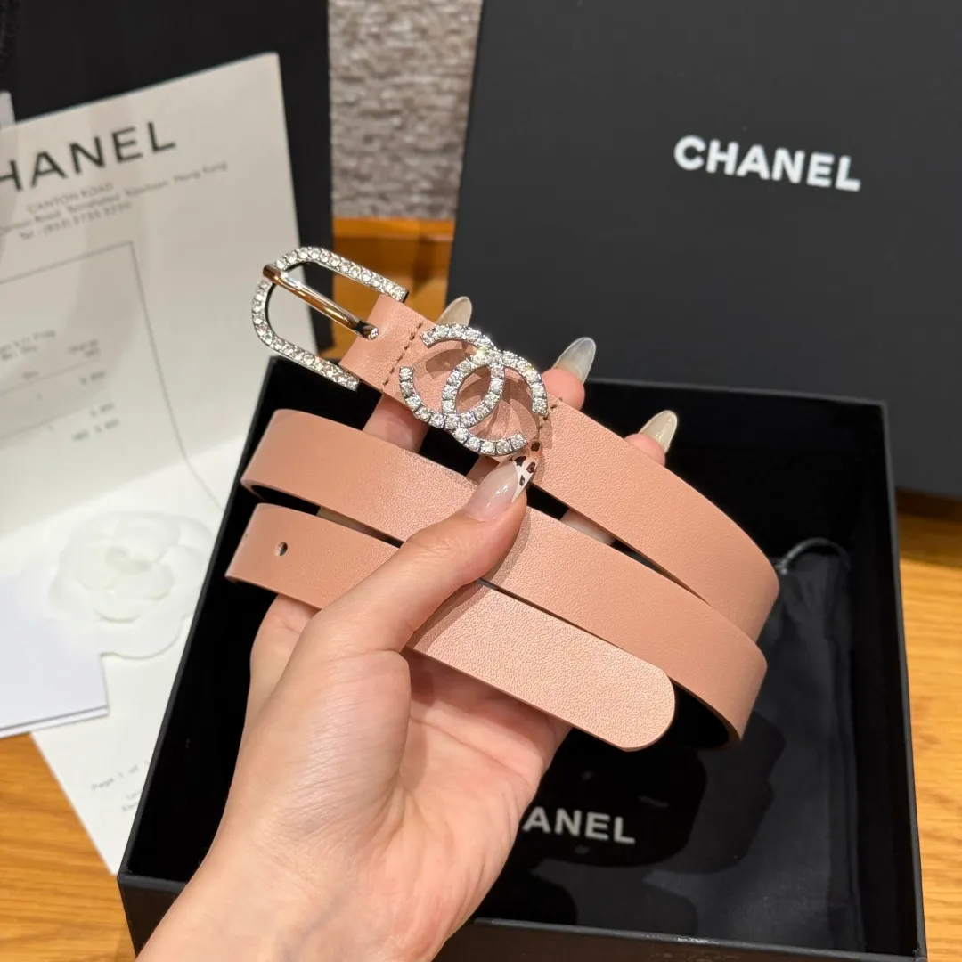 💰460💰Full package💰 💍Purchase grade Chanel ⚡️🌹Double C belt This double-sided cowhide leather, with crystal buckle, tied around the waist to express temperament and taste⚡️🌹U-shaped buckle with Swarovski double C logo, even though it is a spring and summer show style, it is still beautiful in winter, the shiny diamond jewelry is very versatile, it can be matched with jeans or skirts. Width: 20mm