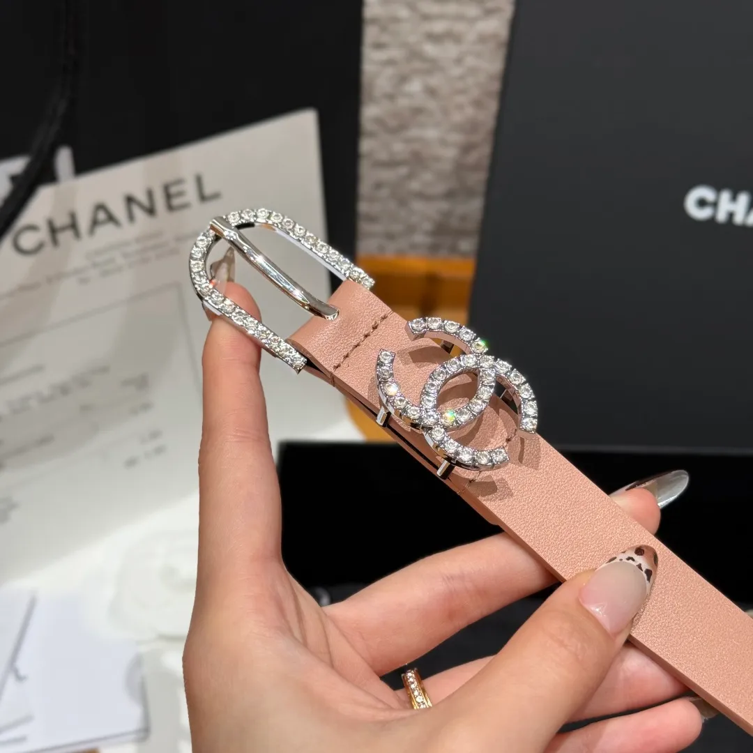 💰460💰Full package💰 💍Purchase grade Chanel ⚡️🌹Double C belt This double-sided cowhide leather, with crystal buckle, tied around the waist to express temperament and taste⚡️🌹U-shaped buckle with Swarovski double C logo, even though it is a spring and summer show style, it is still beautiful in winter, the shiny diamond jewelry is very versatile, it can be matched with jeans or skirts. Width: 20mm