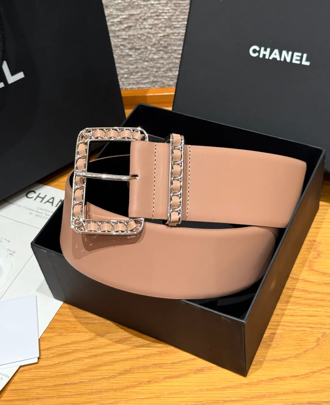 💰580💰Full package💰 💍Purchase level Chanel ⚡️🌹Chain belt Chanel's chain decorative belt is made of imported cow leather, with metal chain buckle, simple and luxurious, wide design, adjustable length, easy to match various clothing styles, chain details enhance the sense of layering, whether it is formal occasions or daily wear, exquisite and textured⚡️🌹Width: 5.5 cm