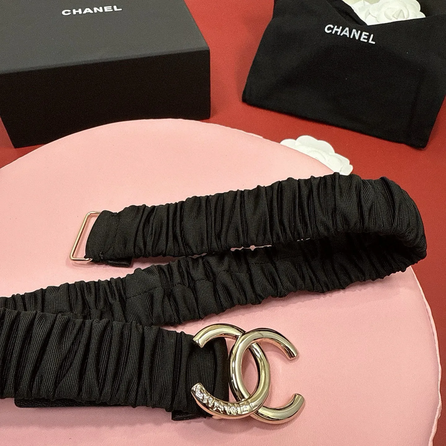 💰460💰Full package💰 💍Purchasing-grade Xiaoxiangjia logo pleated cowhide elastic belt, entirely wrapped in soft pleated cowhide covering, smart and modern style, light gold, silver electroplated metal logo buckle, width 3.0. Matched with rhinestones. CC square buckle. Calfskin elastic belt with excellent elasticity and soft touch. Number of sizes including buckle S=65cm total length (available 75, 80, 85)
