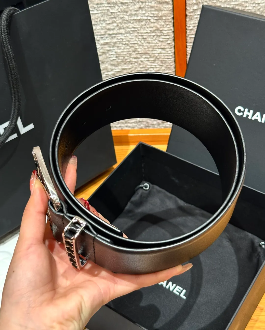 💰580💰Full package💰 💍Purchase level Chanel ⚡️🌹Chain belt Chanel's chain decorative belt is made of imported cow leather, with metal chain buckle, simple and luxurious, wide design, adjustable length, easy to match various clothing styles, chain details enhance the sense of layering, whether it is formal occasions or daily wear, exquisite and textured⚡️🌹Width: 5.5 cm