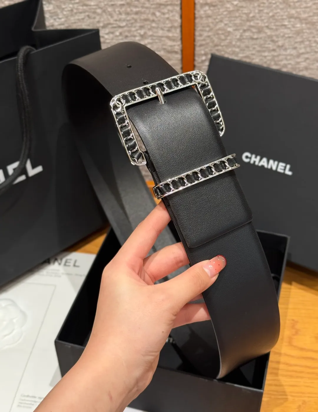 💰580💰Full package💰 💍Purchase level Chanel ⚡️🌹Chain belt Chanel's chain decorative belt is made of imported cow leather, with metal chain buckle, simple and luxurious, wide design, adjustable length, easy to match various clothing styles, chain details enhance the sense of layering, whether it is formal occasions or daily wear, exquisite and textured⚡️🌹Width: 5.5 cm