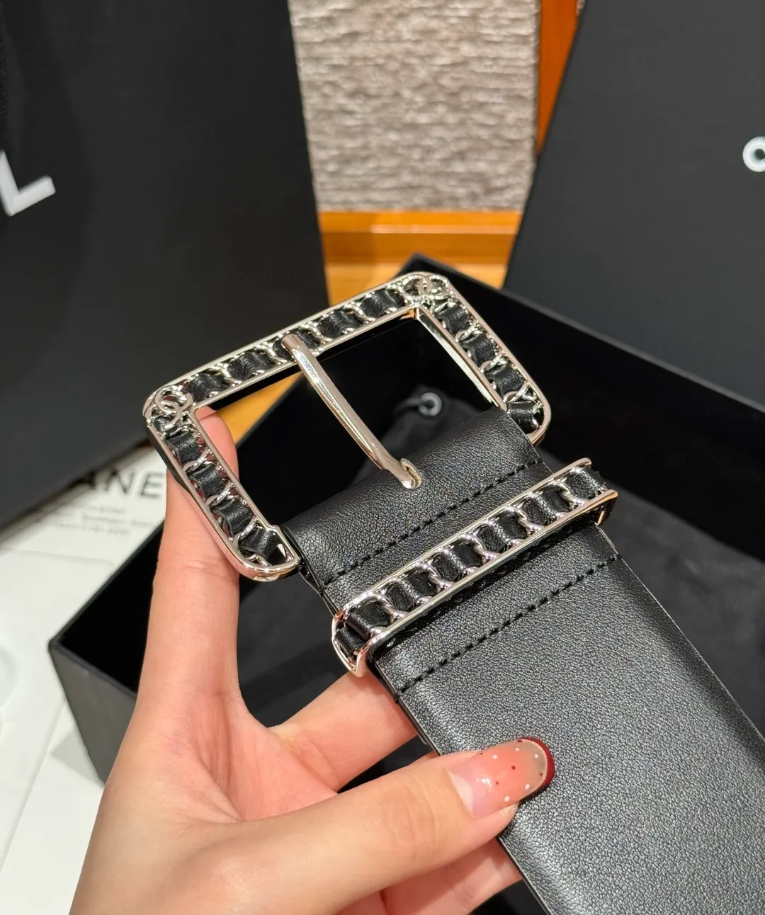 💰580💰Full package💰 💍Purchase level Chanel ⚡️🌹Chain belt Chanel's chain decorative belt is made of imported cow leather, with metal chain buckle, simple and luxurious, wide design, adjustable length, easy to match various clothing styles, chain details enhance the sense of layering, whether it is formal occasions or daily wear, exquisite and textured⚡️🌹Width: 5.5 cm