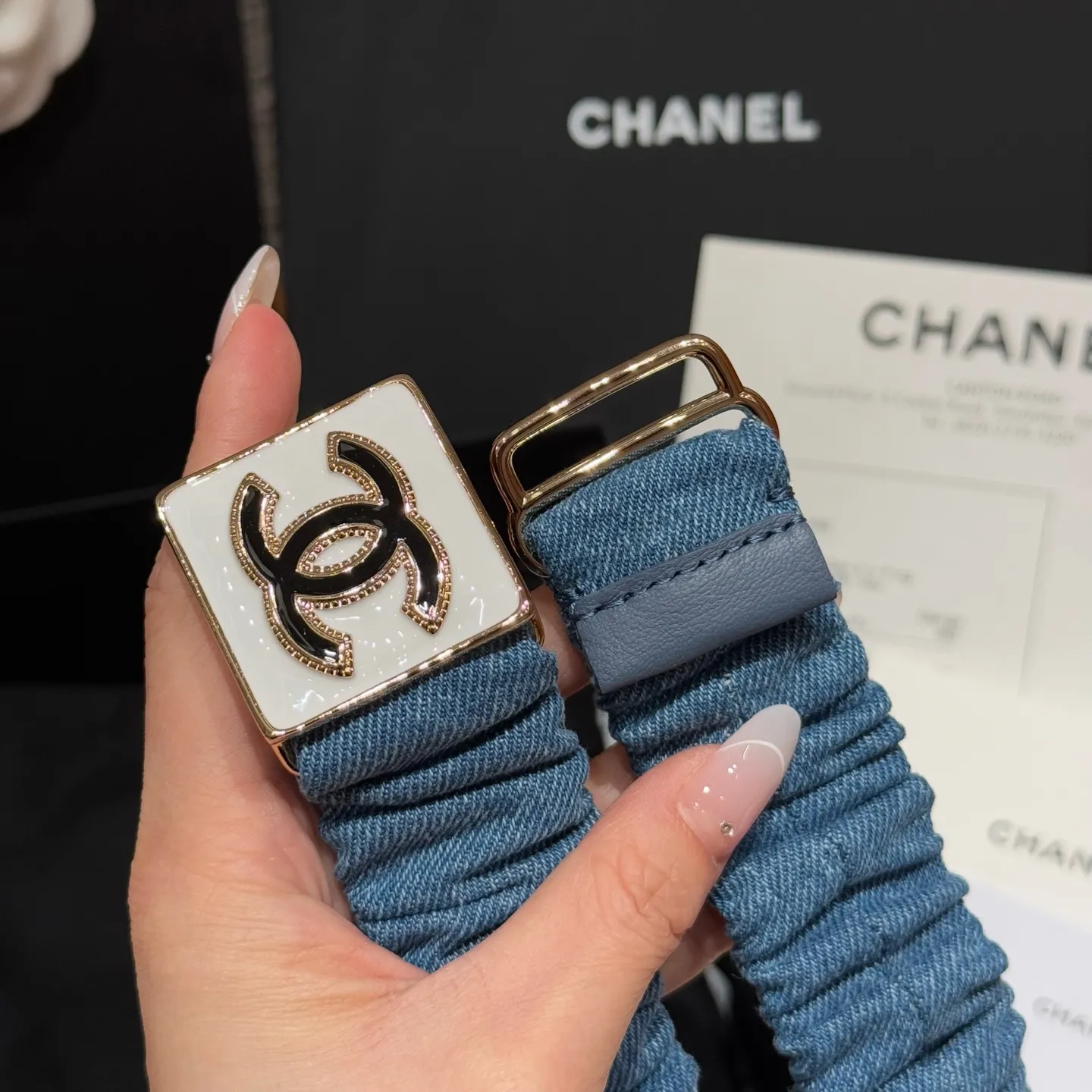 💰440💰Full package💰 💍Purchase level Xiangjia's new belt. Soft denim fabric, with a lazy and casual atmosphere, and the fold design adds a bit of smartness and playfulness. It seems to tell French romance, the iconic double C logo shines dazzlingly, and the inlaid rhinestones are like stars🌟Full of sophistication, instantly making the overall look more sophisticated. Size: S, M, L