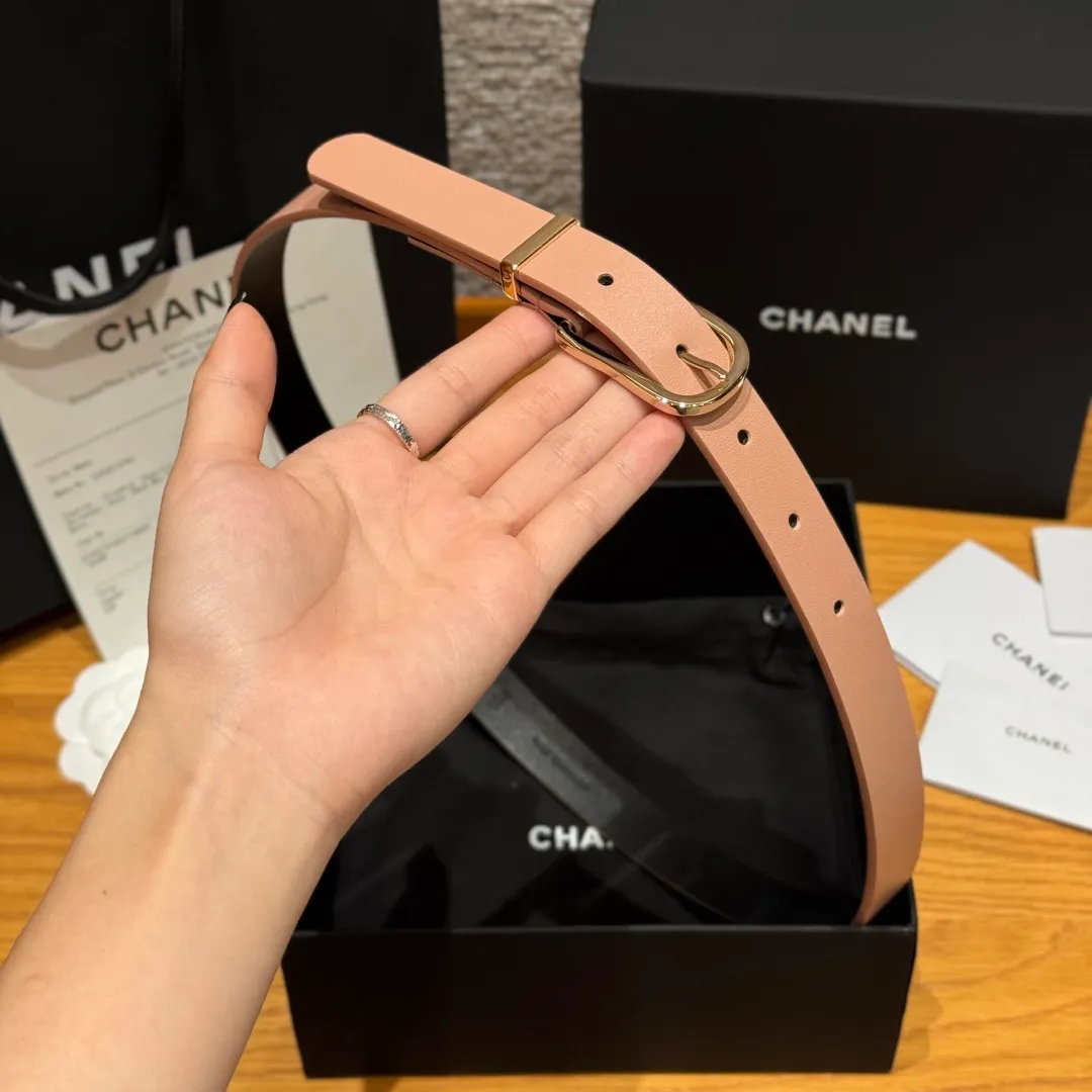 💰440💰Full package💰 💍Purchasing agent grade Chanel ⚡️🌹U-shaped women's belt This is made of imported cowhide, and the hardware is designed with a U-shaped pin buckle. Wearing the belt shows your waistline, enhances your temperament, and instantly becomes fashionable. It is a classic embellishment. Whether it is daily travel or attending important occasions, it can easily control various styles of clothing.⚡️🌹Width: 20 mm
