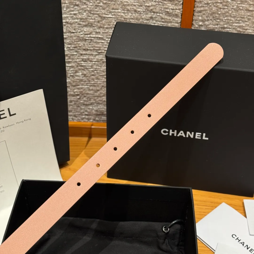 💰440💰Full package💰 💍Purchasing agent grade Chanel ⚡️🌹U-shaped women's belt This is made of imported cowhide, and the hardware is designed with a U-shaped pin buckle. Wearing the belt shows your waistline, enhances your temperament, and instantly becomes fashionable. It is a classic embellishment. Whether it is daily travel or attending important occasions, it can easily control various styles of clothing.⚡️🌹Width: 20 mm