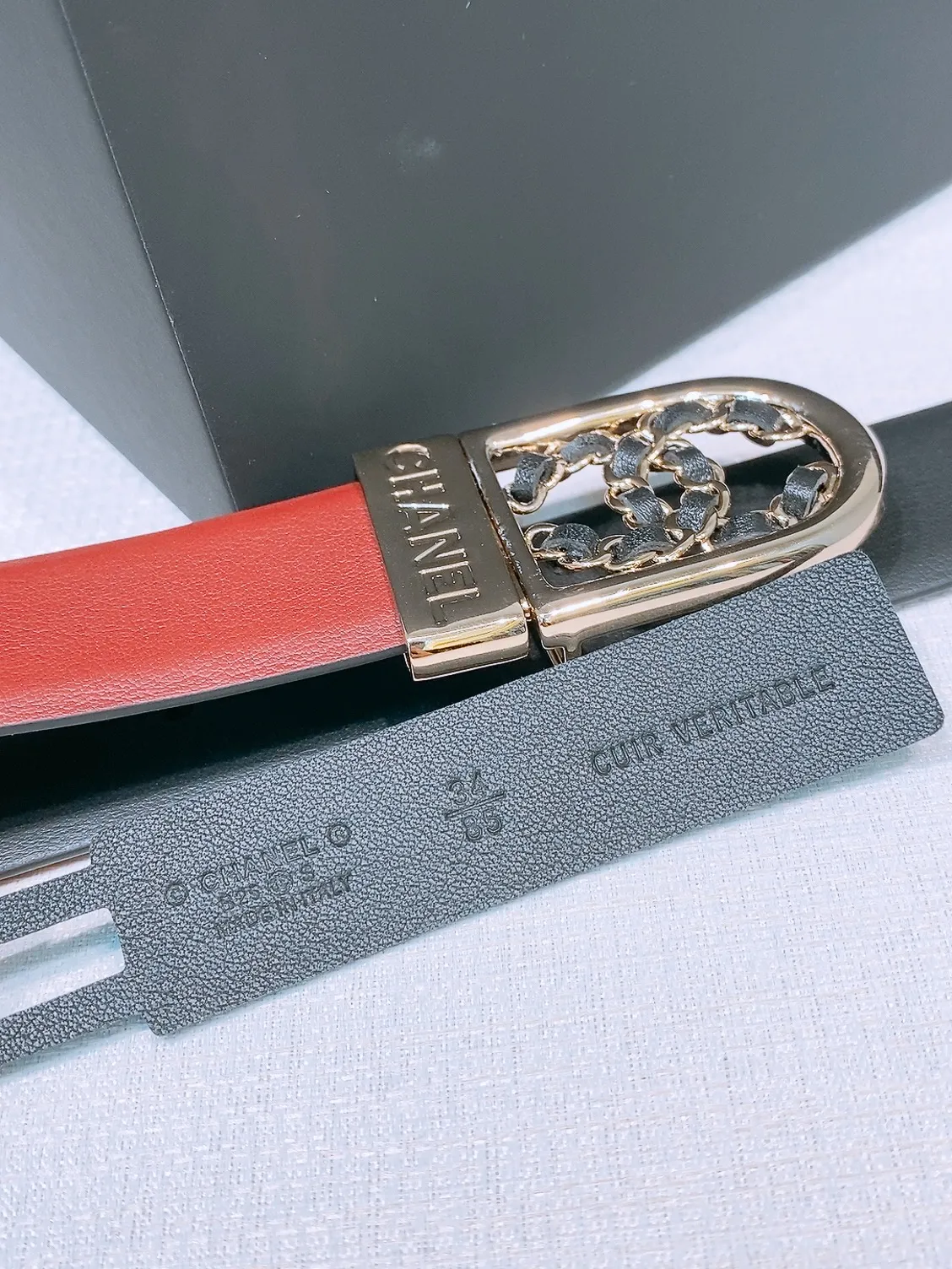 💰460💰Full package💰 💍Purchase level Chanel ⚡️🌹New belt This is made of cow leather. The classic leather chain double C is wrapped in gold metal. It is more textured than the previous simple logo buckle. It is super versatile. No matter what style of clothing it is paired with, it can instantly enhance the overall fashion sense. Rotatable. Two colors available. Width: 30 mm.