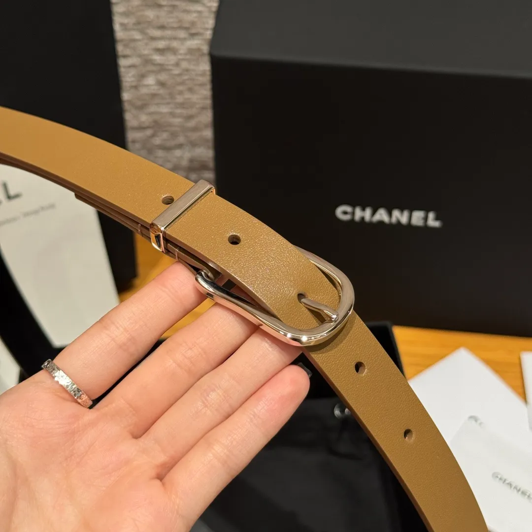 💰440💰Full package💰 💍Purchasing agent grade Chanel ⚡️🌹U-shaped women's belt This is made of imported cowhide, and the hardware is designed with a U-shaped pin buckle. Wearing the belt shows your waistline, enhances your temperament, and instantly becomes fashionable. It is a classic embellishment. Whether it is daily travel or attending important occasions, it can easily control various styles of clothing.⚡️🌹Width: 20 mm