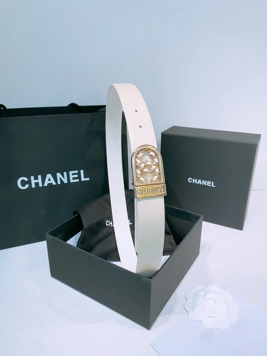 💰460💰Full package💰 💍Purchase level Chanel ⚡️🌹New belt This is made of cow leather. The classic leather chain double C is wrapped in gold metal. It is more textured than the previous simple logo buckle. It is super versatile. No matter what style of clothing it is paired with, it can instantly enhance the overall fashion sense. Rotatable. Two colors available. Width: 30 mm.