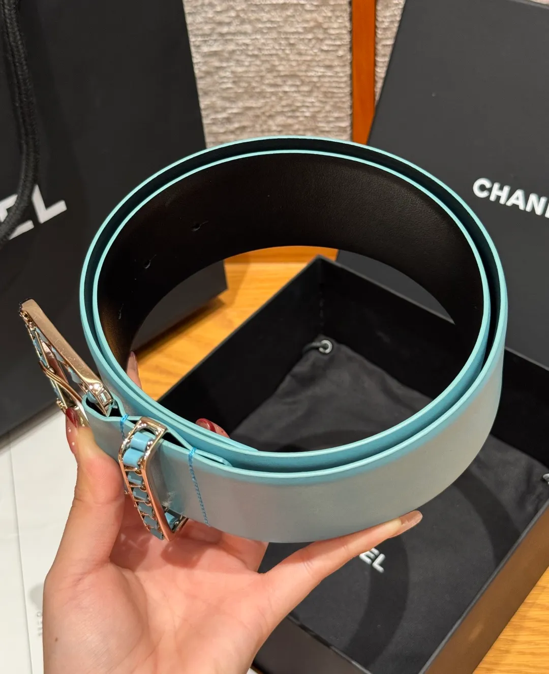 💰580💰Full package💰 💍Purchase level Chanel ⚡️🌹Chain belt Chanel's chain decorative belt is made of imported cow leather, with metal chain buckle, simple and luxurious, wide design, adjustable length, easy to match various clothing styles, chain details enhance the sense of layering, whether it is formal occasions or daily wear, exquisite and textured⚡️🌹Width: 5.5 cm