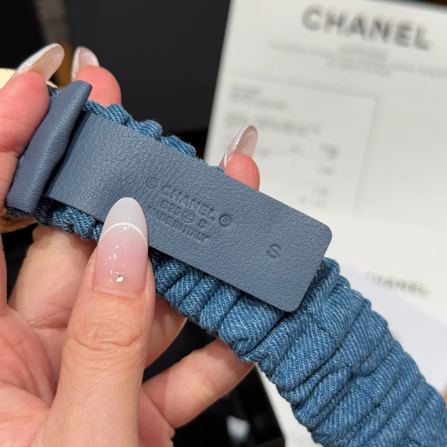 💰440💰Full package💰 💍Purchase level Xiangjia's new belt. Soft denim fabric, with a lazy and casual atmosphere, and the fold design adds a bit of smartness and playfulness. It seems to tell French romance, the iconic double C logo shines dazzlingly, and the inlaid rhinestones are like stars🌟Full of sophistication, instantly making the overall look more sophisticated. Size: S, M, L
