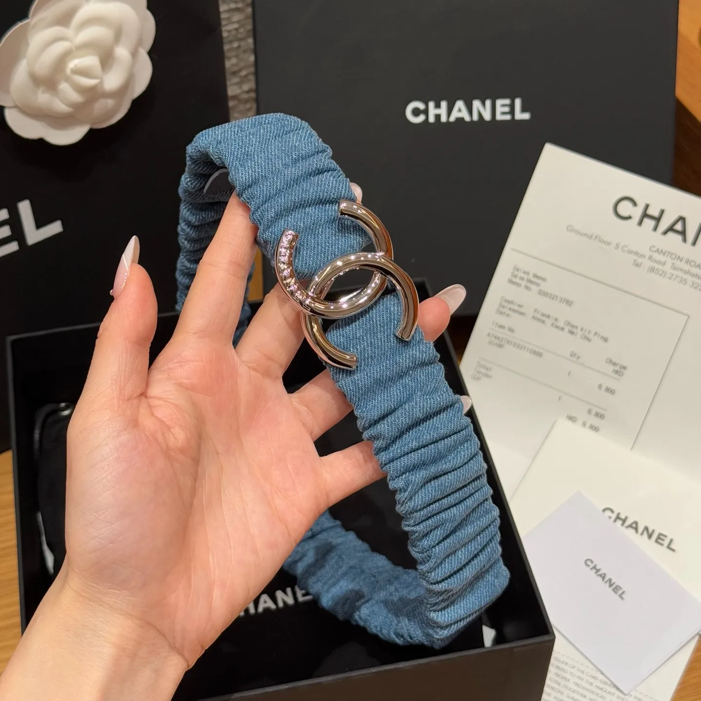 💰440💰Full package💰 💍Purchase level Xiangjia's new belt. Soft denim fabric, with a lazy and casual atmosphere, and the fold design adds a bit of smartness and playfulness. It seems to tell French romance, the iconic double C logo shines dazzlingly, and the inlaid rhinestones are like stars🌟Full of sophistication, instantly making the overall look more sophisticated. Size: S, M, L