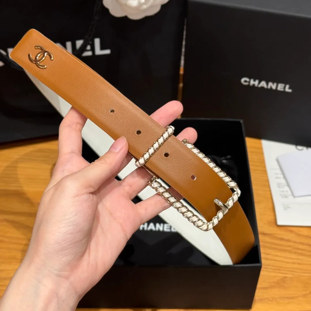 💰480💰Full package💰 💍Purchase level Chanel ⚡️🌹Twist pin buckle belt Chanel twist pin buckle cowhide belt feels soft and full of texture, CC metal embellishment at the tail, exquisite and high-end, the upper body is superb, and it inadvertently reveals an intellectual and elegant temperament. Width 3.0cm