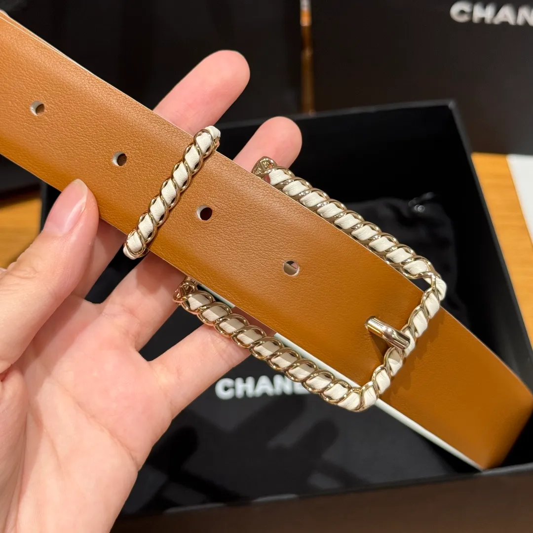 💰480💰Full package💰 💍Purchase level Chanel ⚡️🌹Twist pin buckle belt Chanel twist pin buckle cowhide belt feels soft and full of texture, CC metal embellishment at the tail, exquisite and high-end, the upper body is superb, and it inadvertently reveals an intellectual and elegant temperament. Width 3.0cm