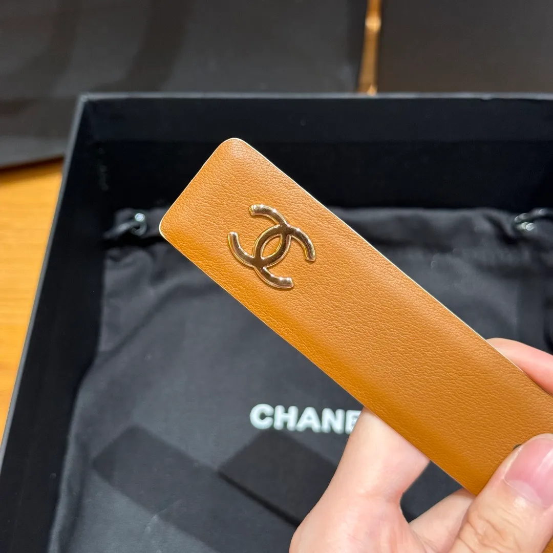 💰480💰Full package💰 💍Purchase level Chanel ⚡️🌹Twist pin buckle belt Chanel twist pin buckle cowhide belt feels soft and full of texture, CC metal embellishment at the tail, exquisite and high-end, the upper body is superb, and it inadvertently reveals an intellectual and elegant temperament. Width 3.0cm