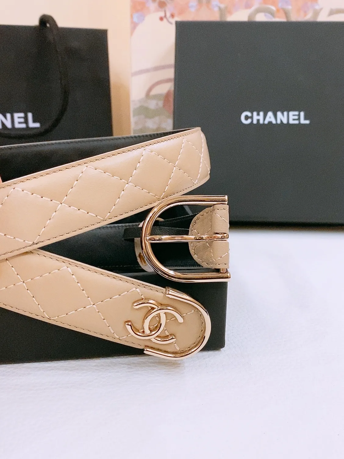 💰480💰Full package💰 💍Purchasing-grade chanel 3.0cm women's fashion model, sheepskin rhombus belt with top quality, authentic molded high-end customized leather hardware, customized pure steel hardware buckle, elastic waist design style to achieve a slimming effect, authentic positioning logo printing, comparable to the original product, fashionable, simple and luxurious, favored by many stars.