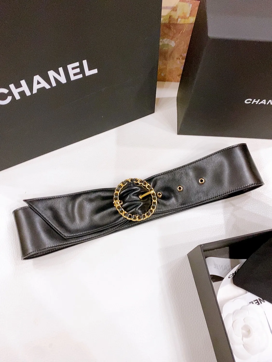 💰560💰Full package💰 💍Purchase grade Chanel Lambskin Calfskin and Metal Black and Gold In the 2025 spring and summer haute couture collection, accessories cleverly play with the brand’s iconic style elements. This black leather belt is embellished with the brand's signature chain-shaped buckle, contrasting with the flowing pastel silhouette. Width: 4.0cm