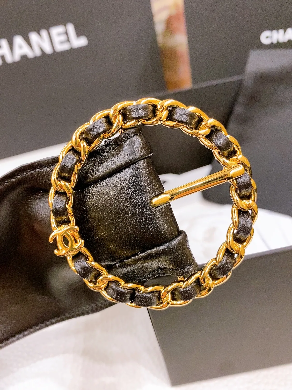 💰560💰Full package💰 💍Purchase grade Chanel Lambskin Calfskin and Metal Black and Gold In the 2025 spring and summer haute couture collection, accessories cleverly play with the brand’s iconic style elements. This black leather belt is embellished with the brand's signature chain-shaped buckle, contrasting with the flowing pastel silhouette. Width: 4.0cm