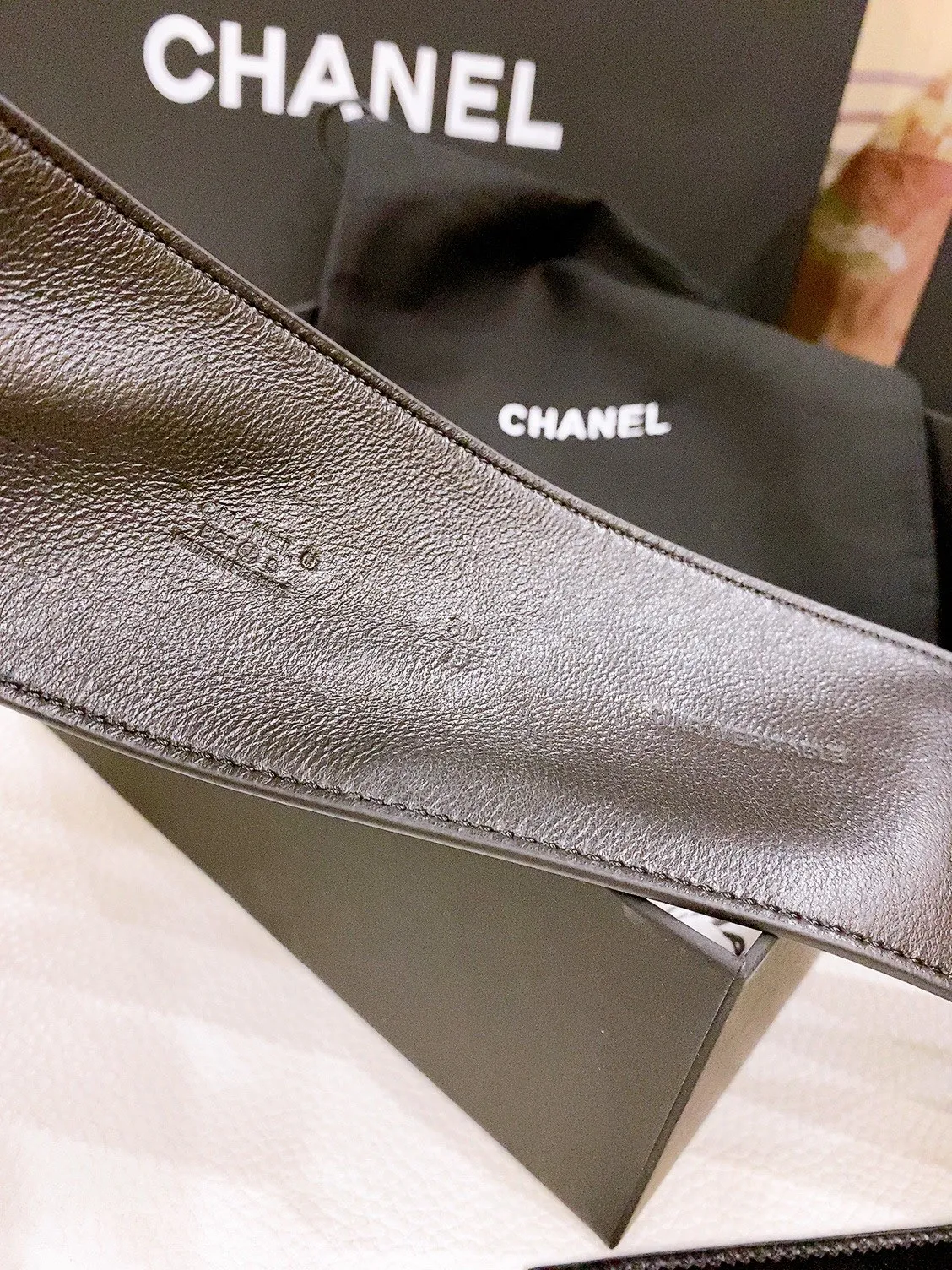 💰560💰Full package💰 💍Purchase grade Chanel Lambskin Calfskin and Metal Black and Gold In the 2025 spring and summer haute couture collection, accessories cleverly play with the brand’s iconic style elements. This black leather belt is embellished with the brand's signature chain-shaped buckle, contrasting with the flowing pastel silhouette. Width: 4.0cm