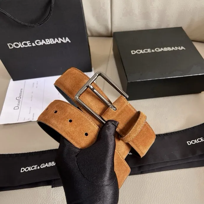 💰460💰Full package💰 💍Purchase level Dolce & Gabbana DG⚡️🌹4.0cm wide new nubuck leather Re-Edition fashion show is a dreamy journey back to the origin of the brand, where the past and the present meet, interpreting archive items from an innovative perspective