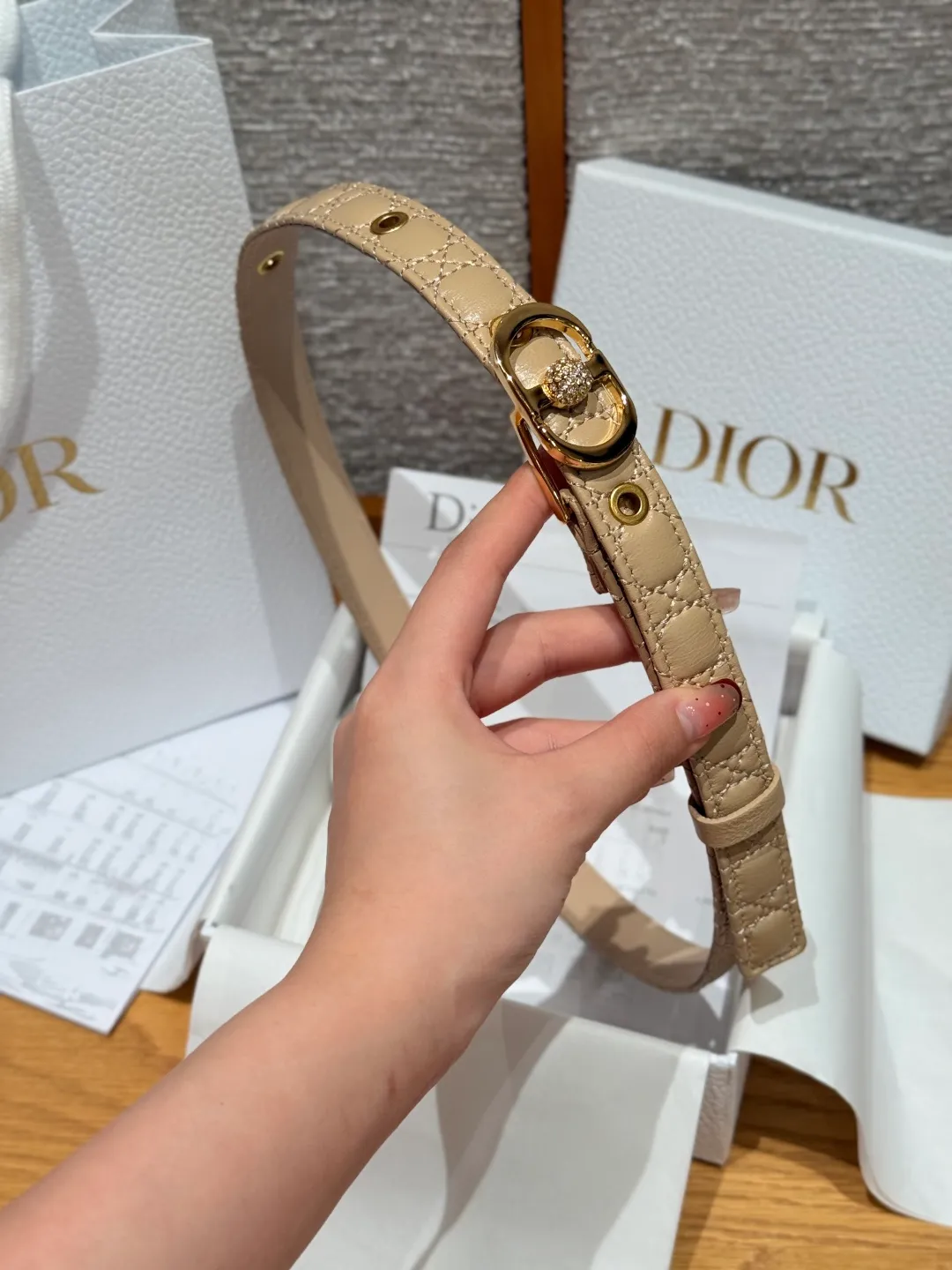💰480💰Full package💰 💍Purchase level Dior -30 Montaigne Jolie belt This 30 Montaigne Jolie belt draws inspiration from the handbag of the same name👜 and is carefully made of smooth cow leather and other materials. It is decorated with a lustrous gold-finished metal belt buckle and is paired with pavé beads inlaid with silver-toned crystals. It can be paired with a classic suit jacket, dress or jeans, adding an elegant touch. Width 2.0cm