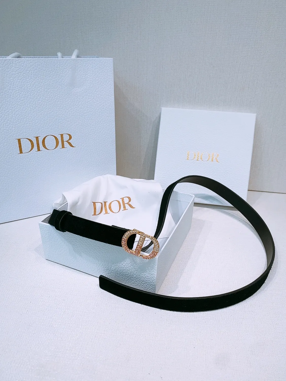 💰440💰Full package💰 💍Purchasing level Dior Ceinture Saddle Cuir de veau suédé couleur Light Gold, 20 mm This model with aged gold metal CD buckle is revisited in a light gold suede calfskin version for a casual and modern look. Her silhouette will upgrade a skirt, pants or dress. Saddle CD buckle Signature Christian Dior Paris Classic CD Made in Italy Width: 2.0cm