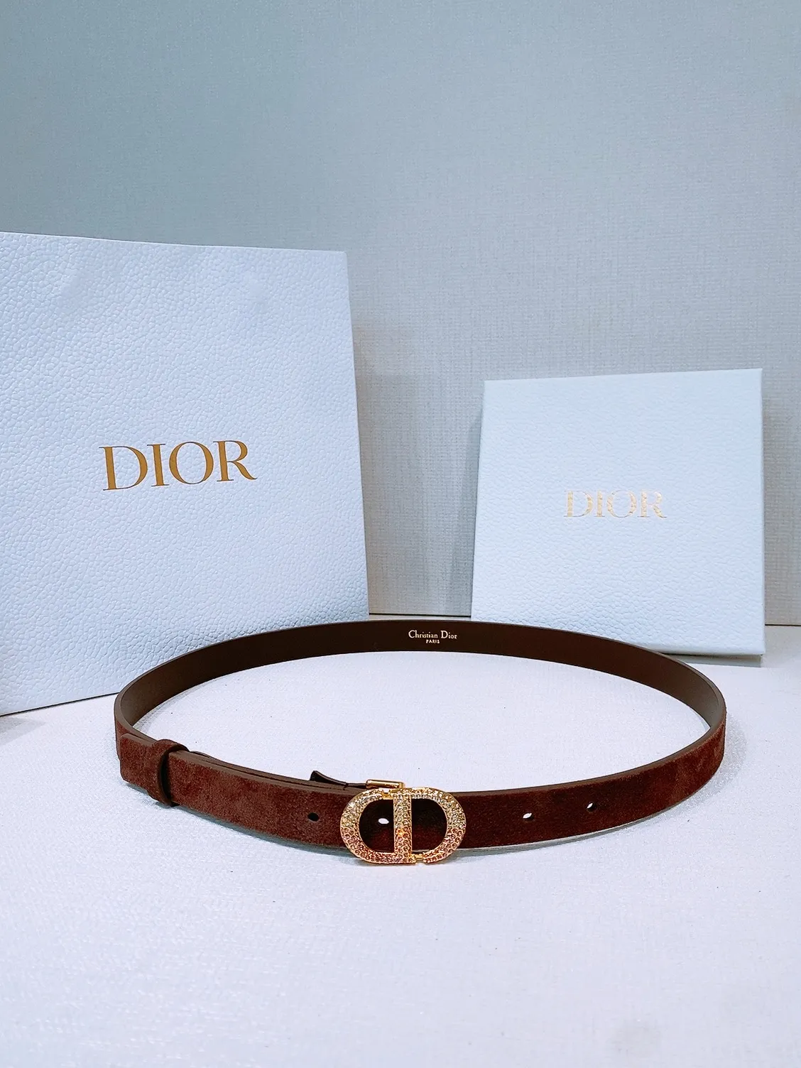 💰440💰Full package💰 💍Purchasing level Dior Ceinture Saddle Cuir de veau suédé couleur Light Gold, 20 mm This model with aged gold metal CD buckle is revisited in a light gold suede calfskin version for a casual and modern look. Her silhouette will upgrade a skirt, pants or dress. Saddle CD buckle Signature Christian Dior Paris Classic CD Made in Italy Width: 2.0cm