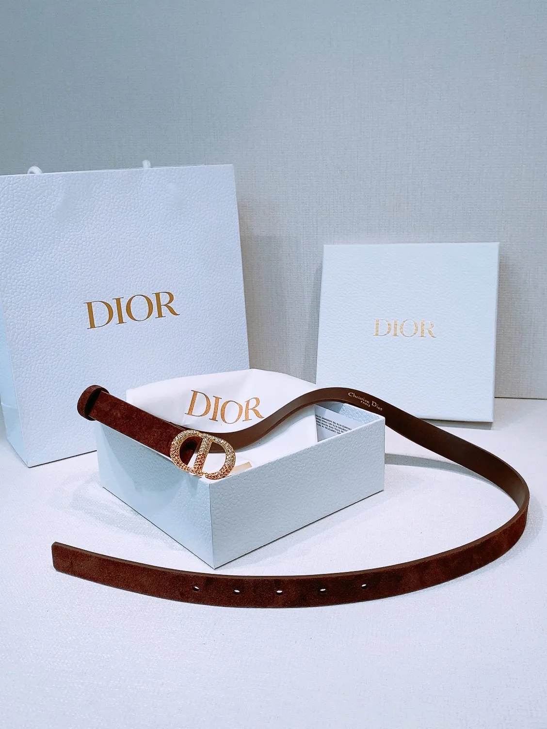 💰440💰Full package💰 💍Purchasing level Dior Ceinture Saddle Cuir de veau suédé couleur Light Gold, 20 mm This model with aged gold metal CD buckle is revisited in a light gold suede calfskin version for a casual and modern look. Her silhouette will upgrade a skirt, pants or dress. Saddle CD buckle Signature Christian Dior Paris Classic CD Made in Italy Width: 2.0cm