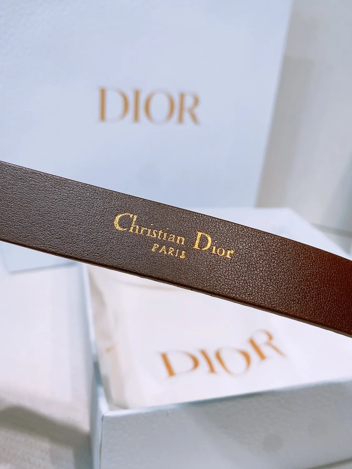 💰440💰Full package💰 💍Purchasing level Dior Ceinture Saddle Cuir de veau suédé couleur Light Gold, 20 mm This model with aged gold metal CD buckle is revisited in a light gold suede calfskin version for a casual and modern look. Her silhouette will upgrade a skirt, pants or dress. Saddle CD buckle Signature Christian Dior Paris Classic CD Made in Italy Width: 2.0cm
